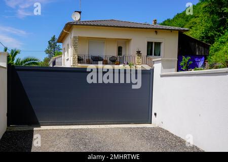 Dunkelgraues Aluminiumtor zum Haus mit schwarzem Portal zum Haus Stockfoto