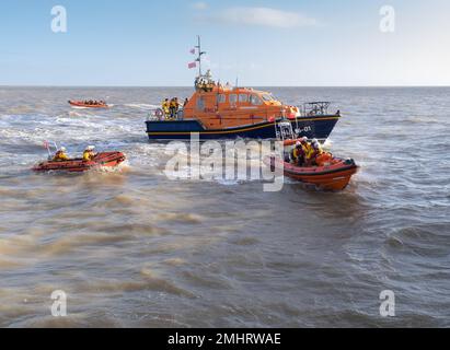 Vier RNLI-Rettungsboote auf See bei Walton auf der naze Stockfoto