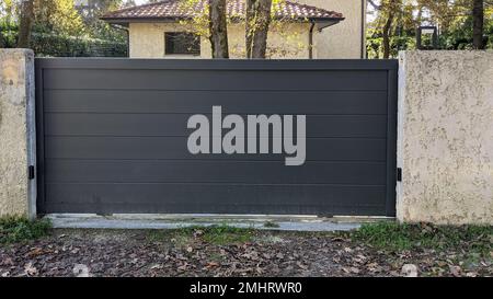 Automatisches Schiebetor in dunkelgrau des modernen Hauses Stockfoto