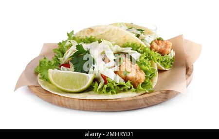 Leckere Fisch-Tacos mit Salat auf weiß isoliert Stockfoto