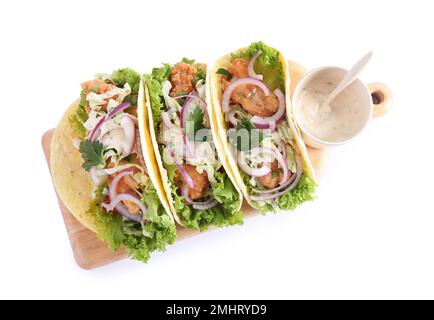 Leckere Fisch-Tacos mit Sauce isoliert auf weiß, Draufsicht Stockfoto