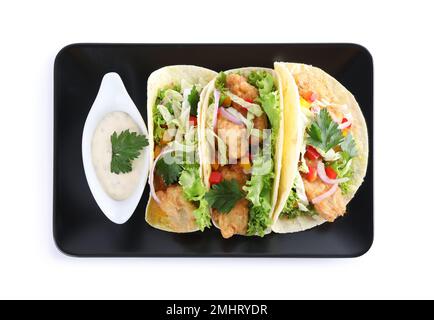 Leckere Fisch-Tacos mit Sauce isoliert auf weiß, Draufsicht Stockfoto