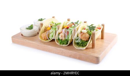 Leckere Fisch-Tacos mit Sauce, isoliert auf Weiß Stockfoto