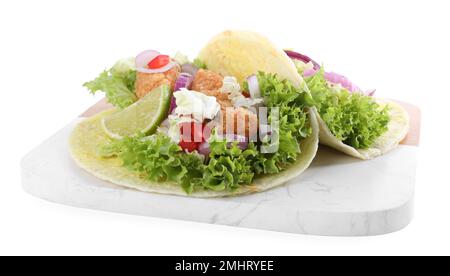 Köstliche Fisch-Tacos mit Limette auf weiß isoliert Stockfoto