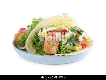 Leckere Fisch-Tacos mit Salat auf weiß isoliert Stockfoto