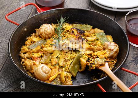 Paella Valenciana (traditionelles spanisches Reisgericht); Kaninchen, Huhn, Garrofon-Bohnen, Schnecken, Marokkanische grüne Bohnen, Safran und Bomba-Reis. Stockfoto