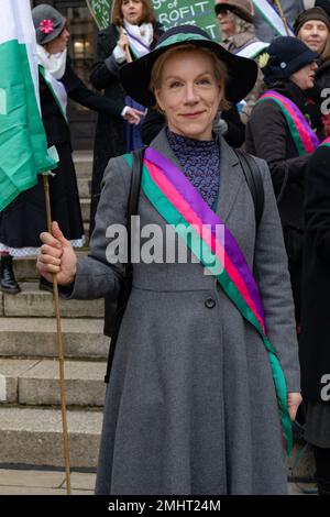 London, England, Vereinigtes Königreich 27. Januar 2023 als Suffragetten verkleidete Frauen marschieren von der Bank of England zum Southwark Crown Court in Solidarität mit den 7 Frauen, die des kriminellen Schadens für schuldig befunden wurden, weil sie im April 2021 die Fenster der Barclays Bank zertrümmert hatten. Zu den Demonstranten zählten Gail Bradbrook, Helen Pankhurst und die Schauspielerin Juliet Lewis Credit, Denise Laura Baker/Alamy Live News Stockfoto