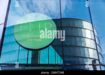 Wien, Österreich - 16. Oktober 2022: Zeichen des Flip, erster Financial Life Park am ersten Campus, erste Group Bank AG in Quartier Belvedere, Wien, Au Stockfoto