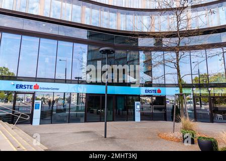 Wien, Österreich - 16. Oktober 2022: Hauptsitz der ersten Group Bank AG in Quartier Belvedere, Wien, Österreich Stockfoto