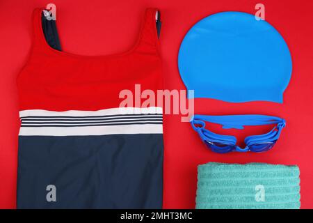 Flache Verlegung mit Badeaccessoires auf rotem Hintergrund Stockfoto