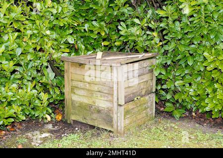 Geschlossener ökologischer Holzkompost mit organischem Material Stockfoto