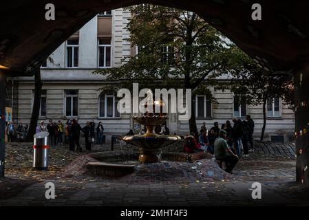 Wien, Österreich - 16. Oktober 2022: Springbrunnen des Hundertwasserhauses oder Hundertwasser-Haus, ein vom Künstler Friedensreich entworfenes Apartmenthaus Stockfoto