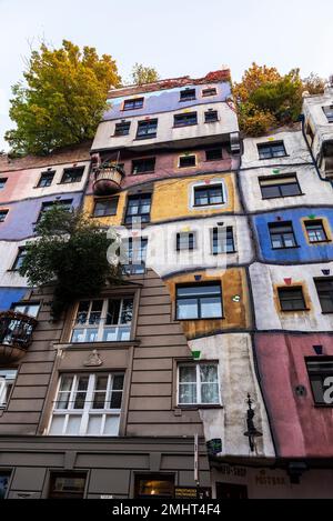 Wien, Österreich - 16. Oktober 2022: Fassade des Hundertwasserhauses oder Hundertwasser-Hauses, eines vom Künstler Friedensreich Hu entworfenen Apartmenthauses Stockfoto