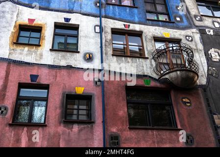 Wien, Österreich - 16. Oktober 2022: Fassade des Hundertwasserhauses oder Hundertwasser-Hauses, eines vom Künstler Friedensreich Hu entworfenen Apartmenthauses Stockfoto
