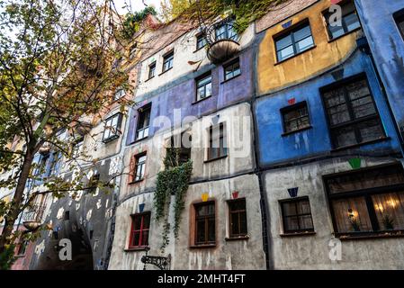 Wien, Österreich - 16. Oktober 2022: Fassade des Hundertwasserhauses oder Hundertwasser-Hauses, eines vom Künstler Friedensreich Hu entworfenen Apartmenthauses Stockfoto