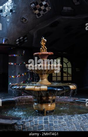 Wien, Österreich - 16. Oktober 2022: Springbrunnen des Hundertwasserhauses oder Hundertwasser-Haus, ein vom Künstler Friedensreich entworfenes Apartmenthaus Stockfoto