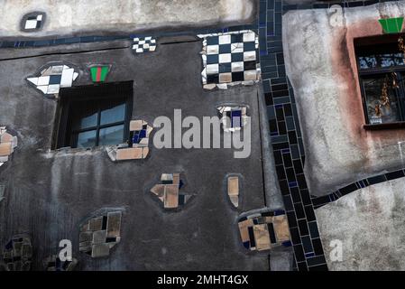 Wien, Österreich - 16. Oktober 2022: Fassade des Hundertwasserhauses oder Hundertwasser-Hauses, eines vom Künstler Friedensreich Hu entworfenen Apartmenthauses Stockfoto
