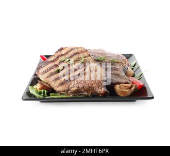 Teller mit köstlichen Rindfleischsteaks, isoliert auf weiß Stockfoto