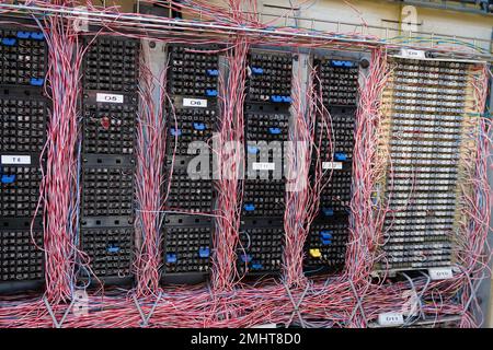 Telefonzentrale in der Fernmelde-Anschlussdose für Außenbereiche mit Anschlussklemmen und Drähten für DSL in der Stadtstraße Stockfoto