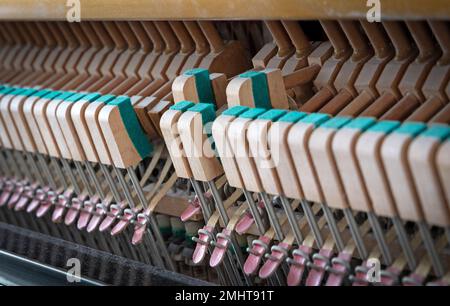 Details zum Klaviermechanik-Hammer - Schnur, Stifte und Hämmer, Klavier von 1973 Stockfoto