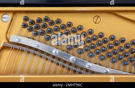Details zum Klaviermechanik-Hammer - Schnur, Stifte und Hämmer, Klavier von 1973 Stockfoto