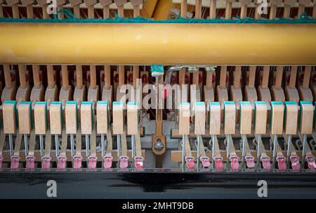 Details zum Klaviermechanik-Hammer - Schnur, Stifte und Hämmer, Klavier von 1973 Stockfoto