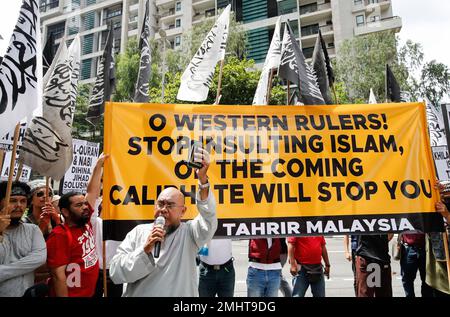 Kuala Lumpur, Malaysia. 27. Januar 2023. Ein malaysischer Moslem hält eine Kopie des Korans, während er vor der niederländischen Botschaft während des Protests gegen die jüngste Niederländer sprach, eine Anti-Islam-Gruppe, die Seiten des Korans in Den Haag herausriss, und eine schwedisch-dänische Anti-Islam-Gruppe, die in Stockholm eine Kopie des Korans in Brand setzte. Der Vorfall im Koran löste Empörung unter Muslimen weltweit aus. Kredit: SOPA Images Limited/Alamy Live News Stockfoto