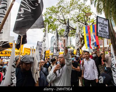 Kuala Lumpur, Malaysia. 27. Januar 2023. Ein malaysischer Moslem hält eine Kopie des Korans, während er vor der niederländischen Botschaft während des Protests gegen die jüngste Niederländer sprach, eine Anti-Islam-Gruppe, die Seiten des Korans in Den Haag herausriss, und eine schwedisch-dänische Anti-Islam-Gruppe, die in Stockholm eine Kopie des Korans in Brand setzte. Der Vorfall im Koran löste Empörung unter Muslimen weltweit aus. Kredit: SOPA Images Limited/Alamy Live News Stockfoto