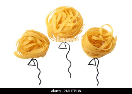 Ballons mit Tagliatelle-Pasta auf weißem Hintergrund, Draufsicht Stockfoto