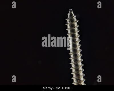 Deckschrauben auf schwarzem Hintergrund Stockfoto
