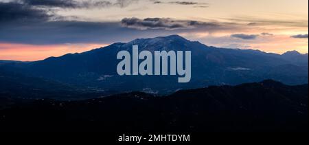 Sonnenaufgang über der sierra Tejeda Bergkette in Axarquia, Malaga, Andalucía, Spanien Stockfoto