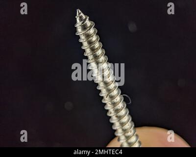 Deckschrauben auf schwarzem Hintergrund Stockfoto