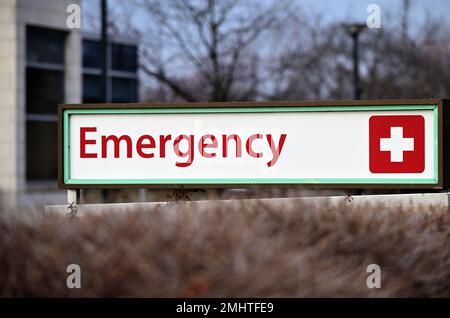 Winfield, Illinois, USA. Ein Schild hilft, Menschen zum Notaufnahme-Service in einem großen Traumazentrum in einem Vorort von Chicago zu leiten. Stockfoto