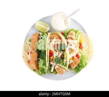 Leckere Fisch-Tacos mit Sauce isoliert auf weiß, Draufsicht Stockfoto