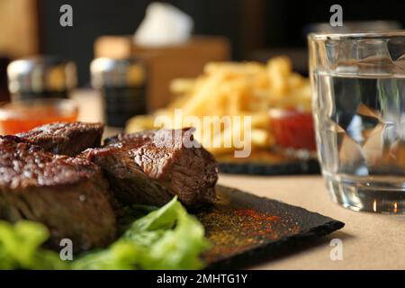 Leckere Stücke Shish Kebab, serviert auf Schieferteller im Café Stockfoto