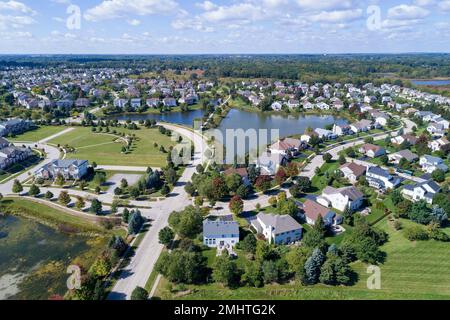 Luftaufnahme einer Wohnsiedlung im Vorort Chicago im Sommer mit Teich und Spielplatz. Stockfoto