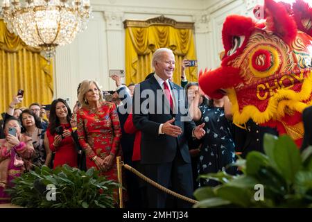 Washington, Vereinigte Staaten Von Amerika. 26. Januar 2023. Washington, Vereinigte Staaten von Amerika. 26. Januar 2023. US-Präsident Joe Biden reagiert auf Darsteller, die ein traditionelles chinesisches Löwenkostüm tragen, während eines Empfangs zur Feier des Mondneujahrs im East Room des Weißen Hauses. Am 26. Januar 2023 fand in Washington, DC Biden der erste Mondneujahrsempfang im Weißen Haus statt. Kredit: Katie Ricks/White House Photo/Alamy Live News Stockfoto