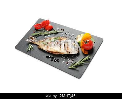 Köstlicher gerösteter Fisch und Gemüse, isoliert auf Weiß Stockfoto