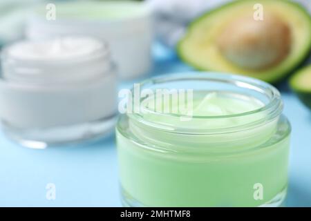 Offenes Glas Creme auf blauem Hintergrund, Nahaufnahme Stockfoto