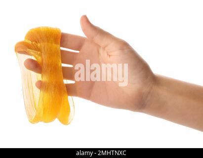 Eine Frau, die mit orangefarbenem Schleim spielt, isoliert auf weiß, Nahaufnahme. Anti-Stress-Spielzeug Stockfoto