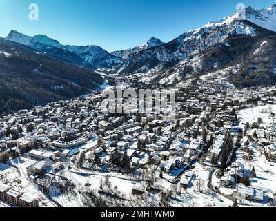 Panoramablick auf das Dorf Bardonecchia von oben, Skigebiet in den italienischen westlichen Alpen, Piemont, Italien. Bardonecchia, Italien - Januar 2023 Stockfoto