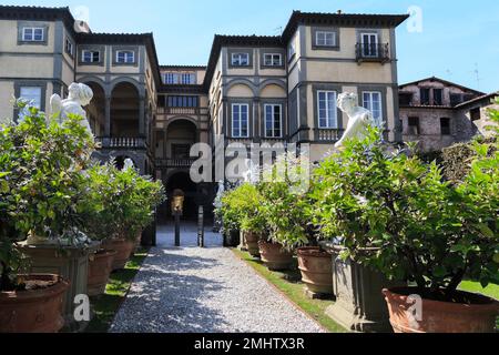 LUCCA, ITALIEN - 16. SEPTEMBER 2018: Dies ist der Palazzo Pfanner und die Gasse entlang einer Reihe von Statuen des barocken Gartens . Stockfoto