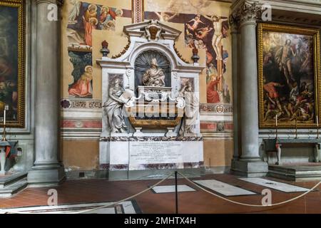 FLORENZ, ITALIEN - 18. SEPTEMBER 2018: Dies ist das Denkmal und Grab von Galileo Galilei in der Basilika Santa Croce. Stockfoto