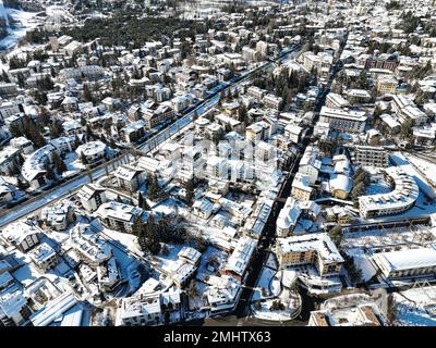 Panoramablick auf das Dorf Bardonecchia von oben, Skigebiet in den italienischen westlichen Alpen, Piemont, Italien. Bardonecchia, Italien - Januar 2023 Stockfoto