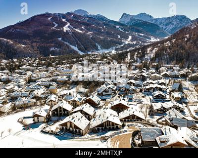 Panoramablick auf das Dorf Bardonecchia von oben, Skigebiet in den italienischen westlichen Alpen, Piemont, Italien. Bardonecchia, Italien - Januar 2023 Stockfoto