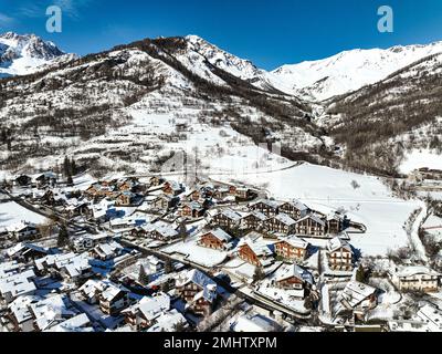 Panoramablick auf das Dorf Bardonecchia von oben, Skigebiet in den italienischen westlichen Alpen, Piemont, Italien. Bardonecchia, Italien - Januar 2023 Stockfoto