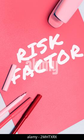 Schreiben mit Text Risikofaktor. Ein Wort für etwas, das die Wahrscheinlichkeit erhöht, dass eine Person eine Krankheit entwickelt Stockfoto