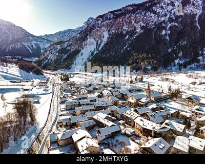 Panoramablick auf das Dorf Bardonecchia von oben, Skigebiet in den italienischen westlichen Alpen, Piemont, Italien. Bardonecchia, Italien - Januar 2023 Stockfoto