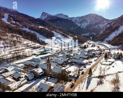 Panoramablick auf das Dorf Bardonecchia von oben, Skigebiet in den italienischen westlichen Alpen, Piemont, Italien. Bardonecchia, Italien - Januar 2023 Stockfoto