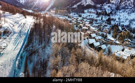 Panoramablick auf das Dorf Bardonecchia von oben, Skigebiet in den italienischen westlichen Alpen, Piemont, Italien. Bardonecchia, Italien - Januar 2023 Stockfoto